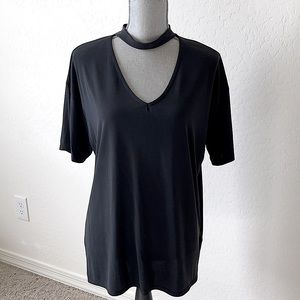 Bebe Black choker v-neck T-shirt short sleeve